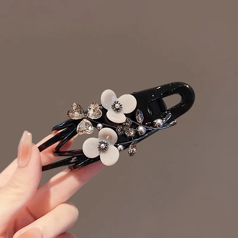 Modische Koreanische Perlen-Kristall-Blumen-Haarspange, Elegante Damen-Halbupdo-Haarklammer, Stilvolle Acryl-Entenschnabel-Clips – Detail 2