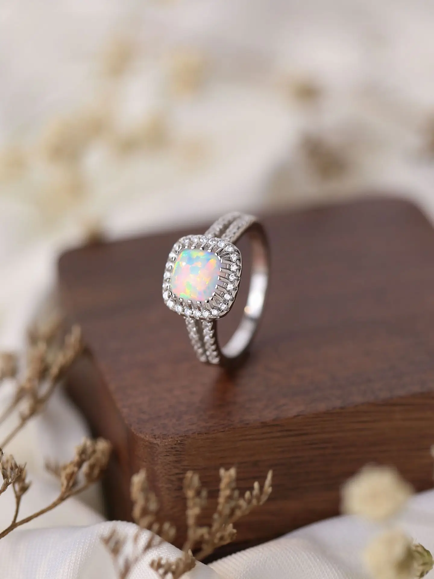 

2023 Fashion New European and American S925 Sterling Silver Auspicious Treasure Ring Micro Diamond Square Gem Ring Fashion Ring