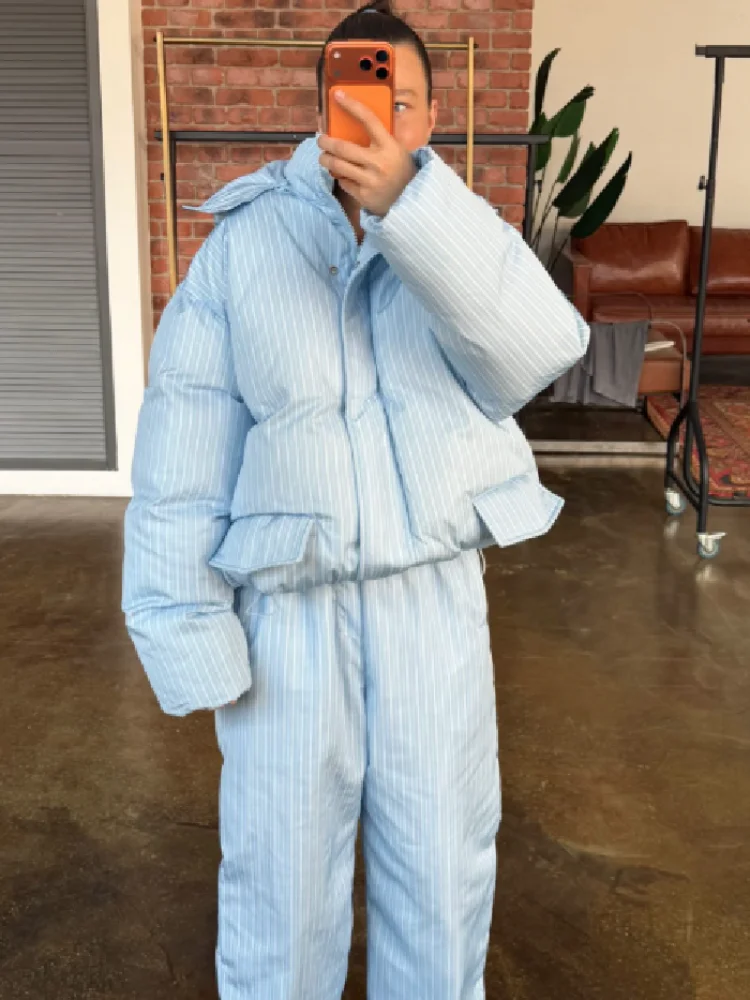 Ensemble deux pièces d'hiver pour femme à rayures vertes, comprenant un manteau chaud matelassé à capuche amovible zippé et un pantalon large à taille haute élastique 1 Ensemble deux pièces d'hiver pour femme à rayures vertes, comprenant un manteau chaud matelassé à capuche amovible zippé et un pantalon large à taille haute élastique 1