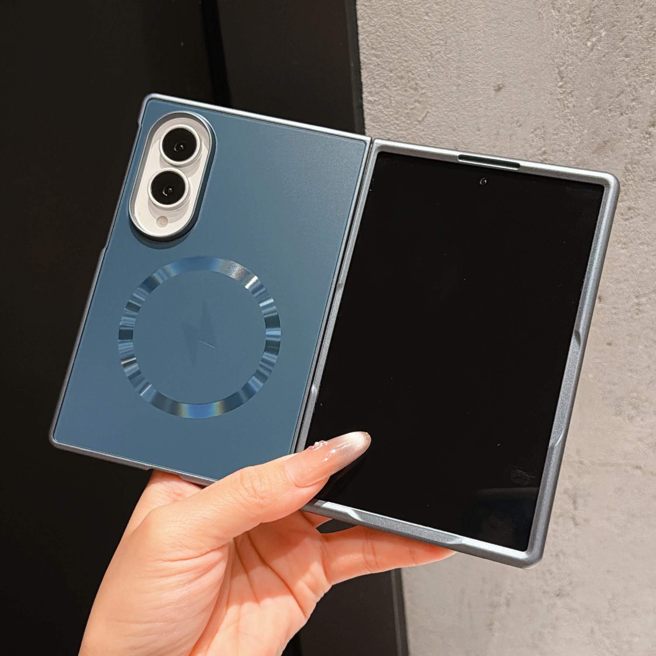 Ultra-Slim Metallic Magnetic Phone Case – Wide Shockproof, Magsafe-Compatible, Comfortable Grip, Wear-Resistant Cover