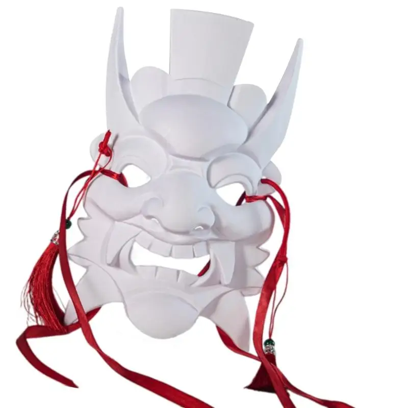 Masque blanc vierge porté, parfait pour ateliers DIY et déguisements personnalisés.
