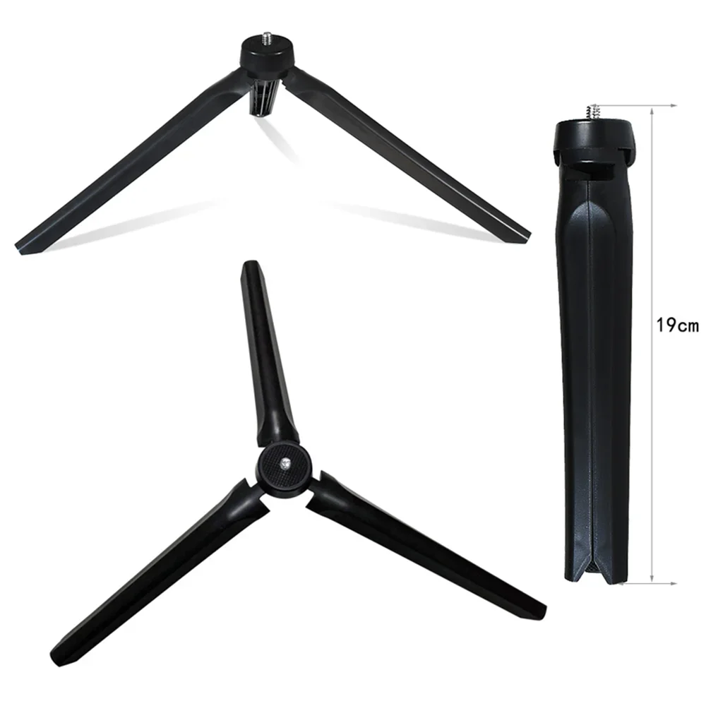 Trépied polyvalent pour téléphone et caméra, utilisé en extérieur avec un gimbal.