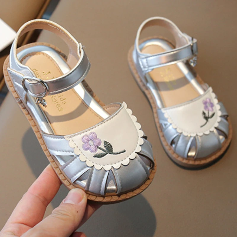 

Girls' Sandals 2024 Summer New Children's Princess Shoes Baby Soft Sole Silver Embroidered Chinese Style Flats