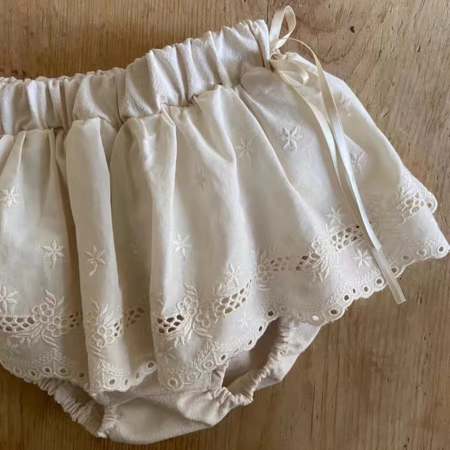 Baby Trousers Baby Cotton Bloomers Girls Sweet Large PP Pants 0-24M Newborn Baby Lace Shorts Skirt Infant Cute Hollow Out Flower Breeches