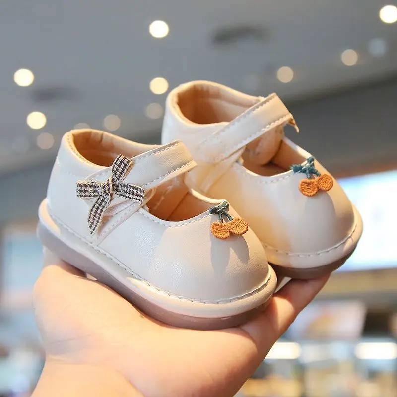 Zapatos para caminar para bebé, punta redonda, lazos dulces, zapatos informales para niñas, versátiles, bonitos, 2025, nueva moda, zapatos planos para niños, fondo suave a la moda