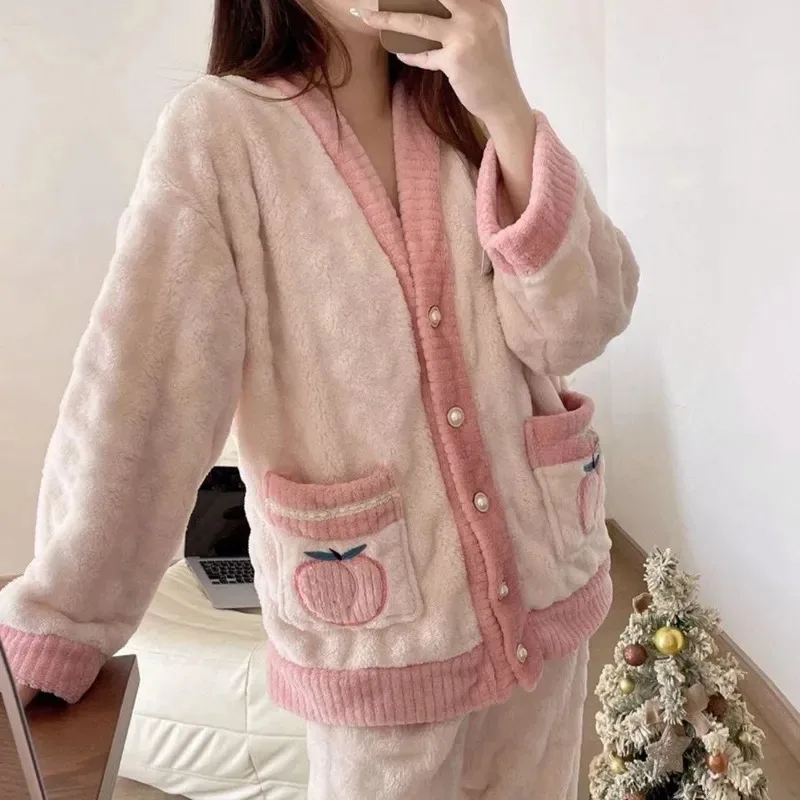 Conjunto de pijama con estampado de fresas para mujer, ropa de dormir de terciopelo polar, traje de Casa esponjoso, ropa de noche cálida coreana, invierno, 2 piezas