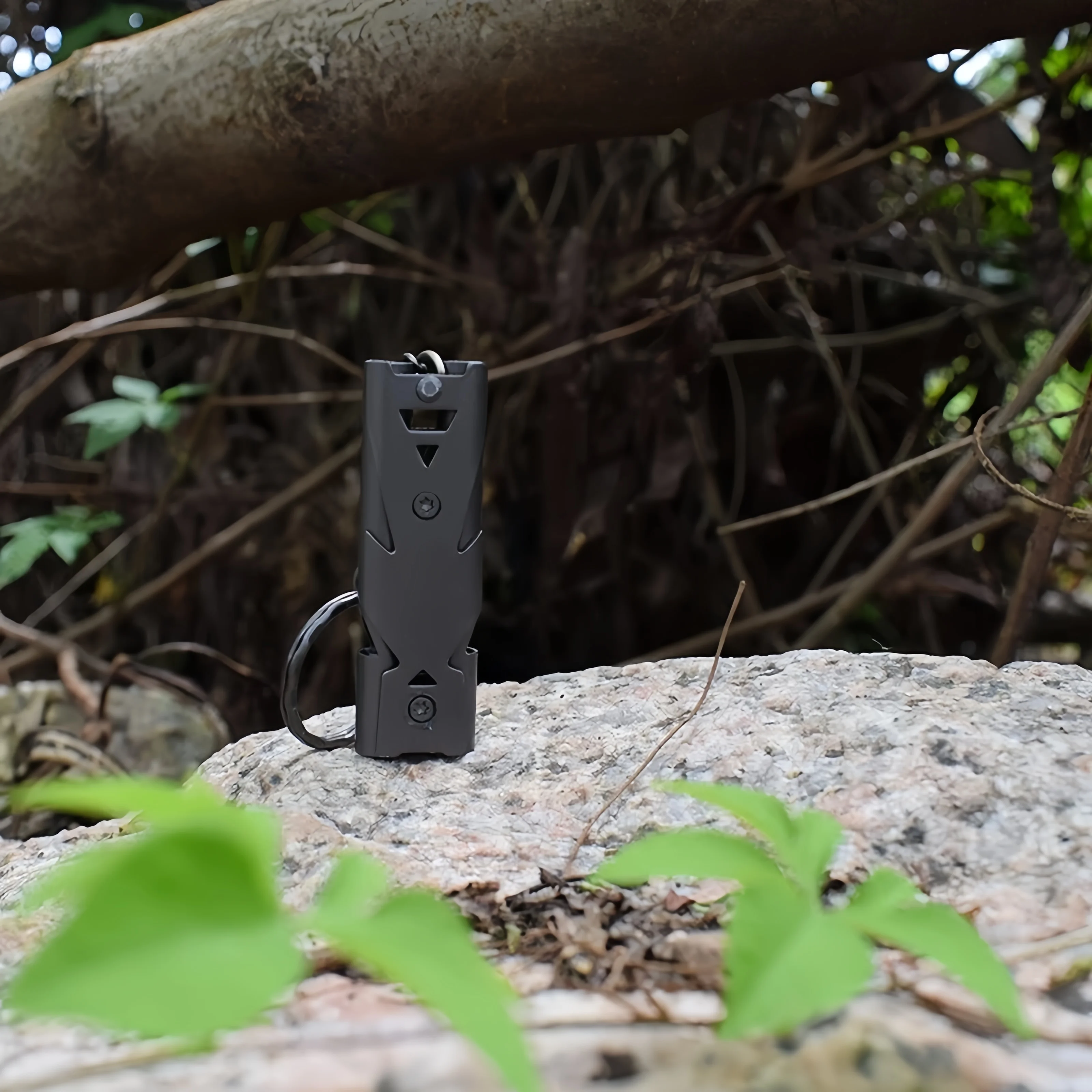 Близък план на свирка от алуминиева сплав