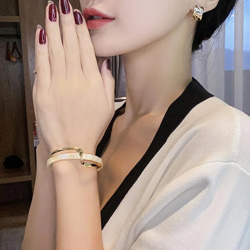 White Shellfish Bracelets Board Bend Metal Bangles Womens Hand Bracelets Geometric C- shaped Opening Bracelets Jewelry Gifts 3