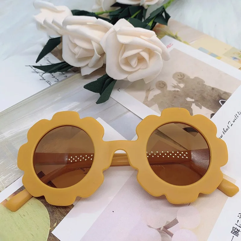 baby accessories doll	 Fashion Baby Sunglasses Summer Outdoor Sunglasses Cute Flower Sunglasses Kids Protection Sun Glasses Beach Uv Protection Eyewear shake baby's hand