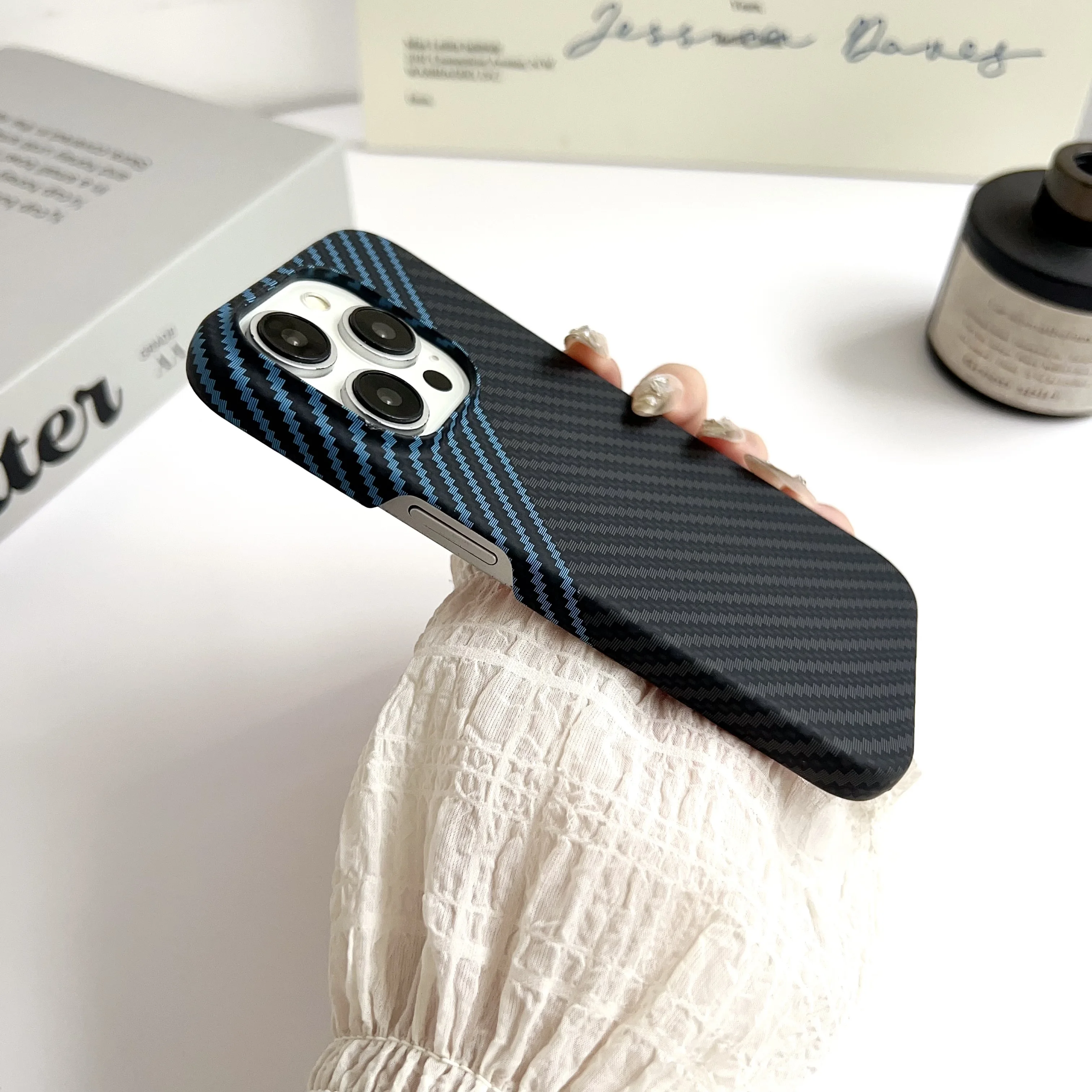 Sleek Carbon Fiber Texture Ultra-Thin Matte Protective Cover