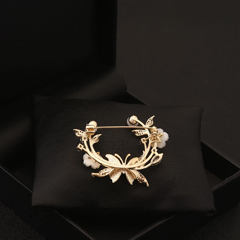 Luxury High-End Flower Butterfly Shell Brooch Suit Coat Elegant Corsage Women Neckline Pin Accessories Fashion Jewelry Gift 6012