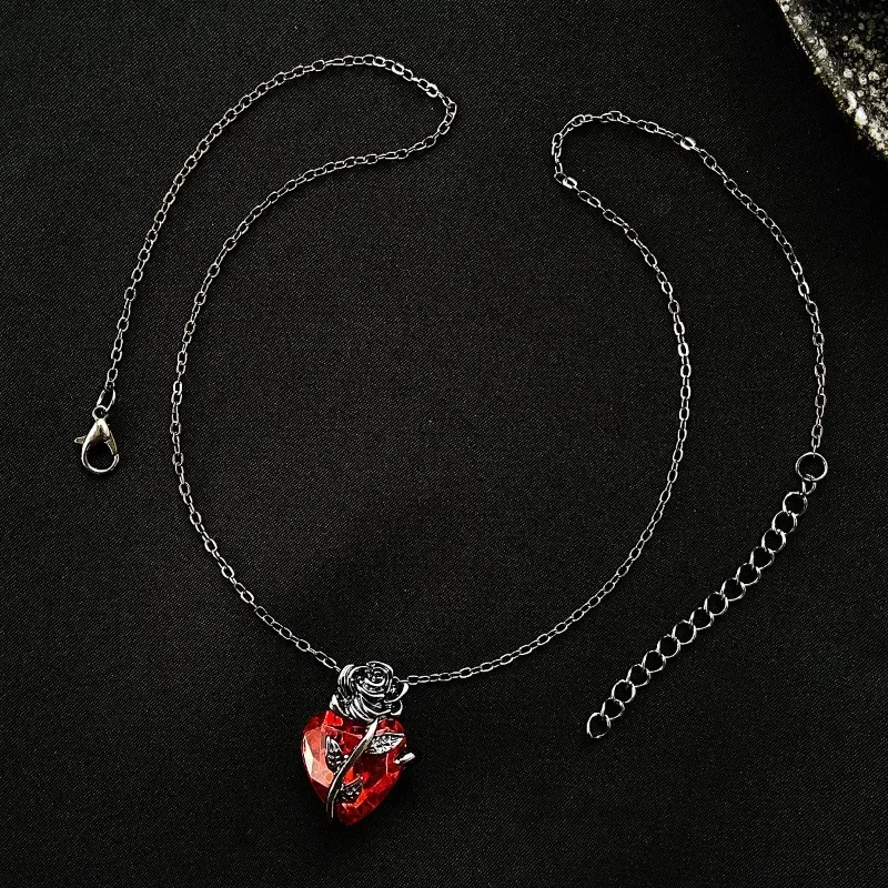 Love Rose Necklace Niche Gothic Dark Design Rose Wrapped Heart-shaped Collarbone Chain Women's Valentine's Day Jewelry Gift