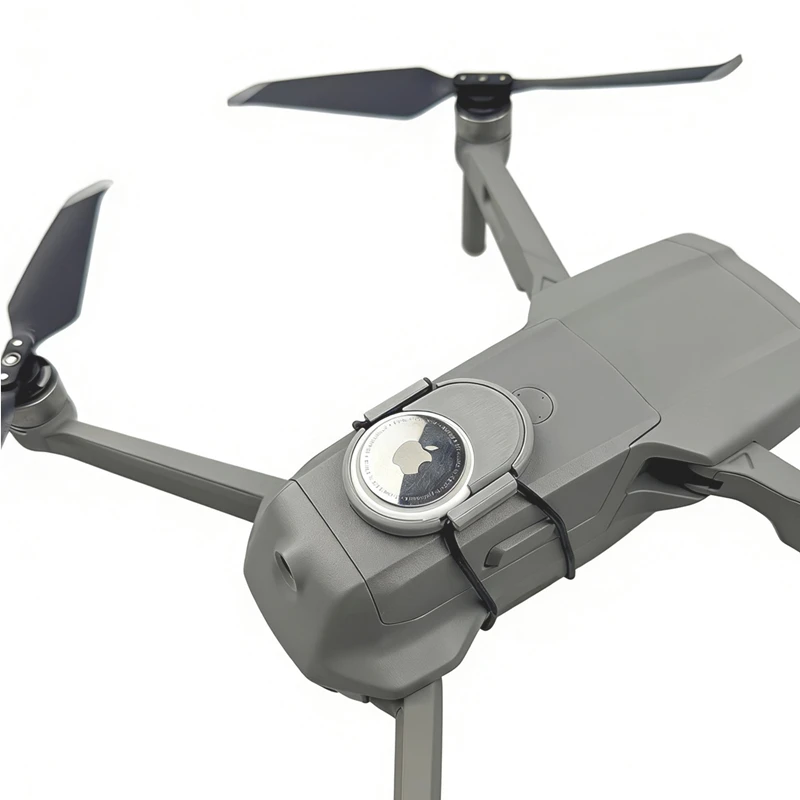 Support de montage pour drone DJI AVATA 360 avec localisateur Apple Airtag ou Xiaomi TAG, installé sur le drone en vol.