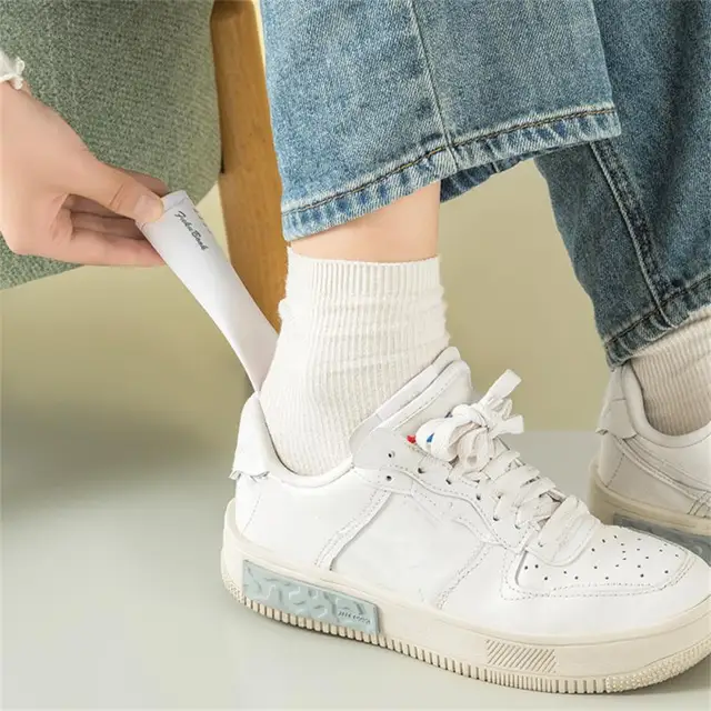 구두를 편리하게 신을 수 있는 휴대용 구두 도우미