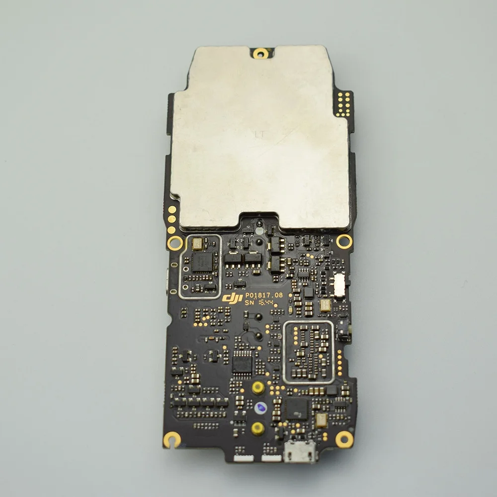 Circuit imprimé de la carte mère Core DJI Mavic Pro, pièce d'origine pour réparation drone, fond sombre.
