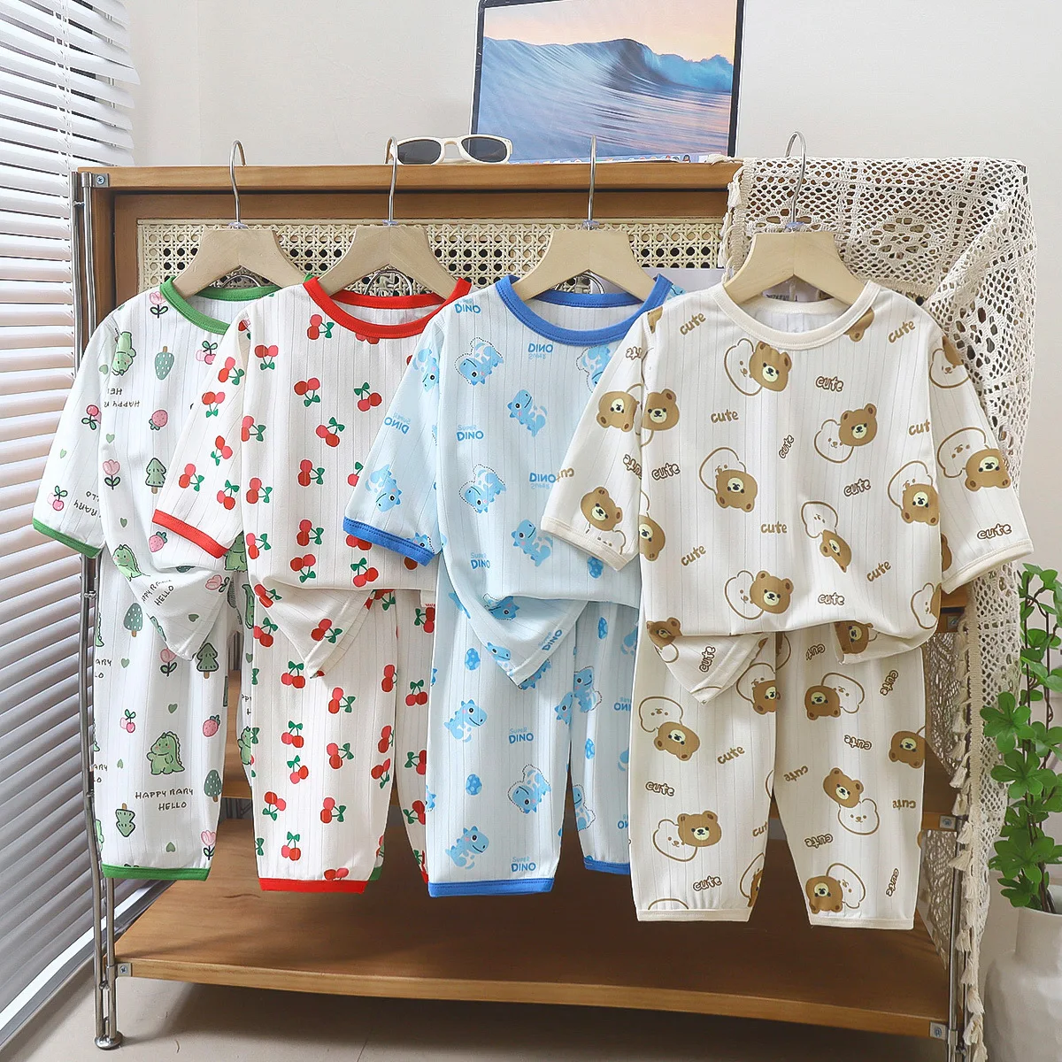 

Новинка 2024, Детская летняя разноцветная футболка с рукавом три четверти и рисунком для маленьких мальчиков и девочек + штаны, одежда для сна для малышей, домашняя одежда