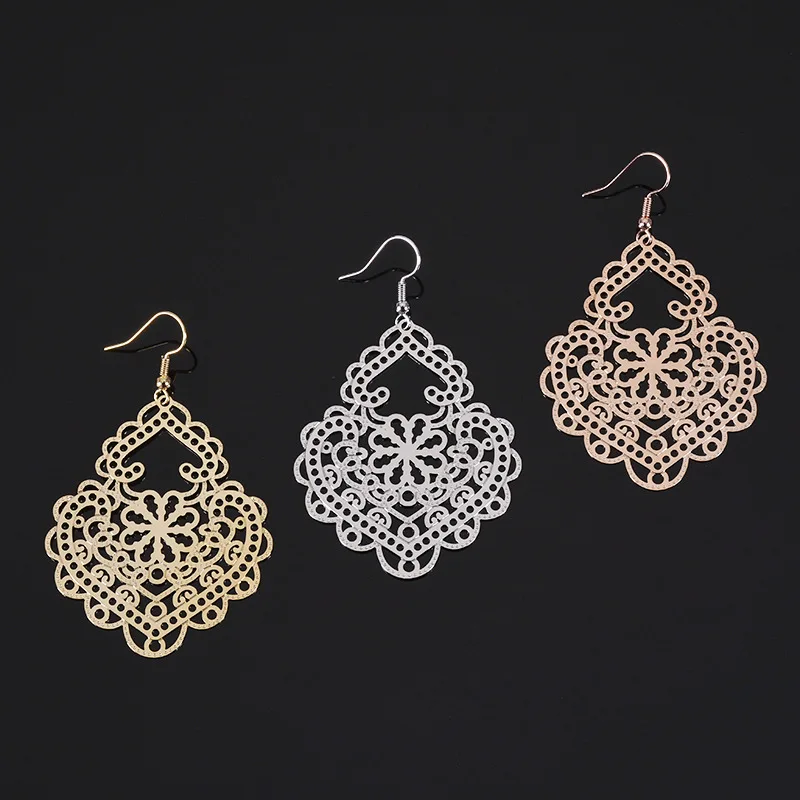 Modeschmuck Damen-Geschenke für den Alltag, herzförmige, geschnitzte Metallplatte, ausgehöhltes Schloss, vergoldete Hof-Ohrringe im Retro-Stil