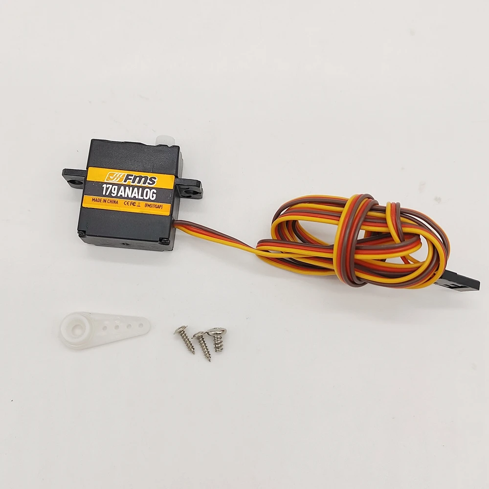 Servo FMS 9g 17g pour avion RC PA18 1700mm - Digital et Analog posé sur une surface plane.
