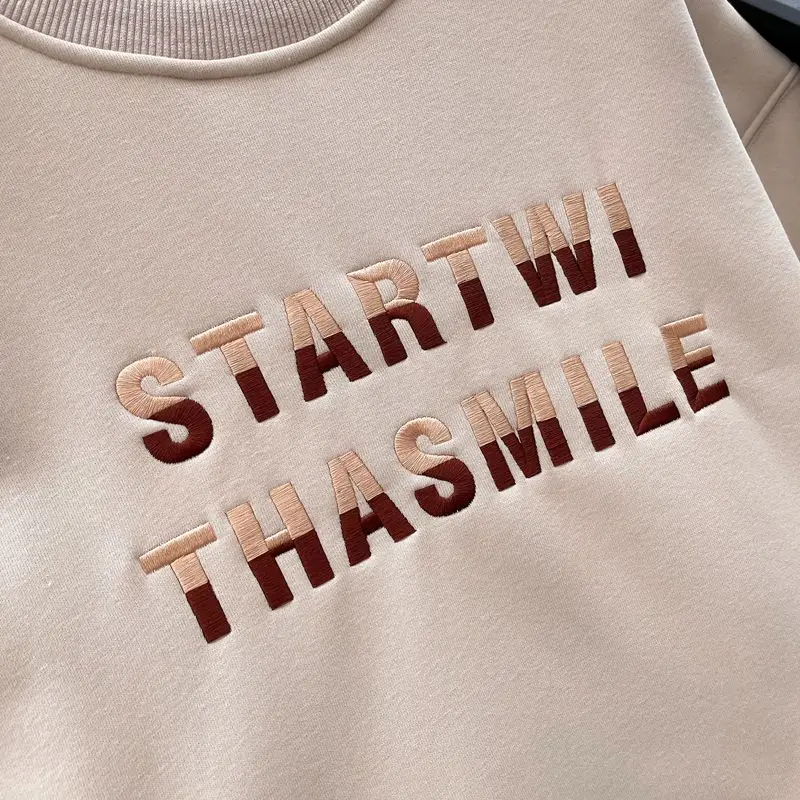 Рисунок 4 - Женская толстовка с Вышивкой Букв EBAIHUI