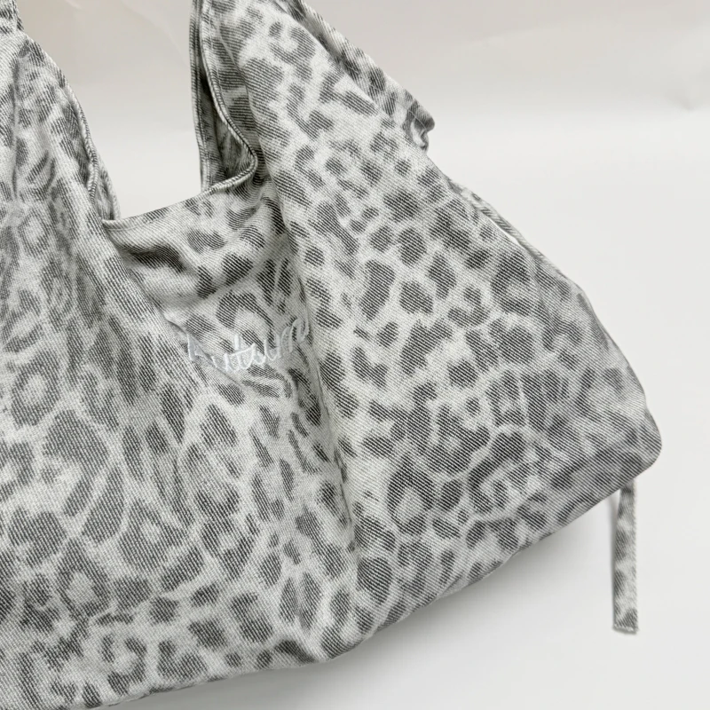 Borsa Tote Casual con Stampa Leopardata, Grande Borsa a Spalla in Tessuto Morbido per Donna, Decorazione con Cordoncino, Borsa a Tracolla alla Moda per Shopping Quotidiano - immagine 3