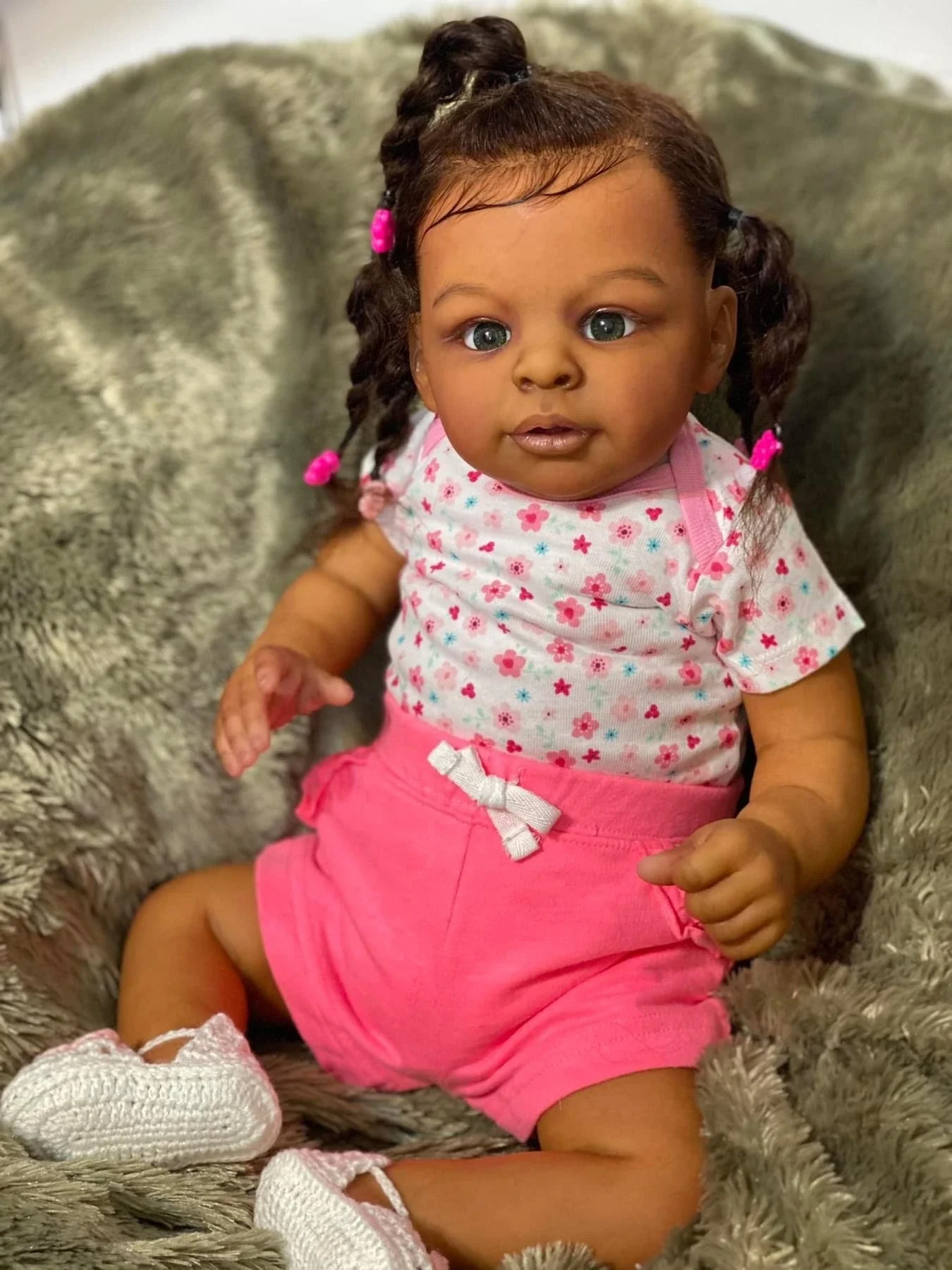 60Cm Jaylan In Colore Della Pelle Marrone Scuro Corpo Morbido Reborn Toddler African American Cuddly Baby Girl Doll Capelli Radicati A Mano