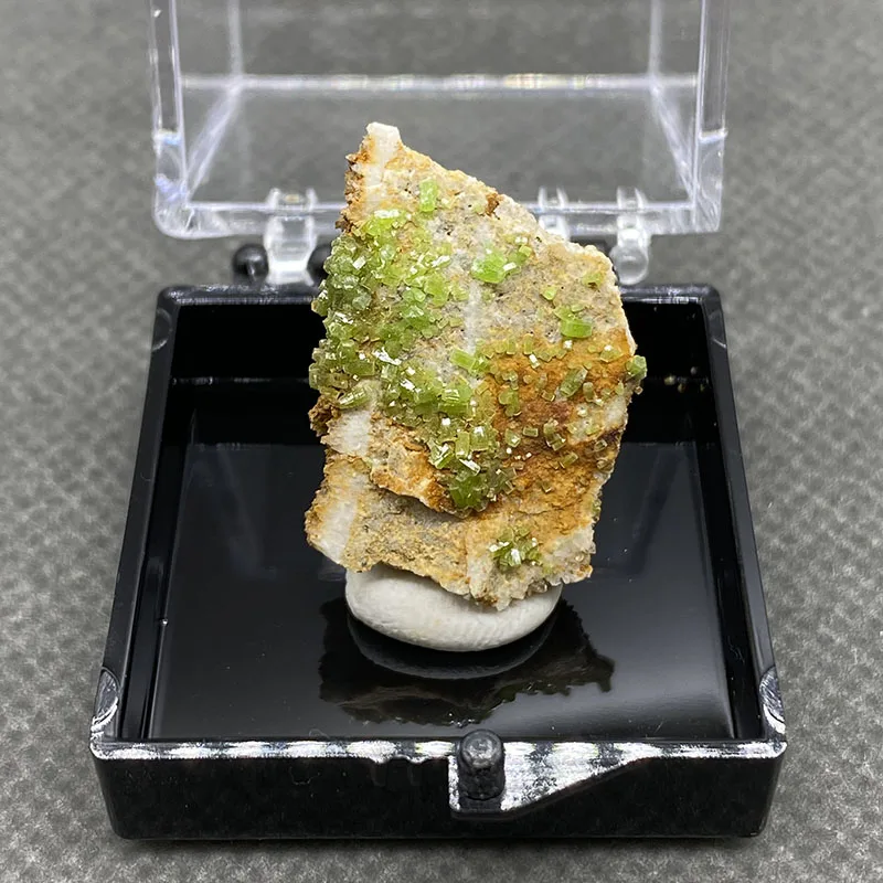 100% natural pyromorphite original stone mineral specimen cured crystal gem collection. +Box size：35*35*35mm