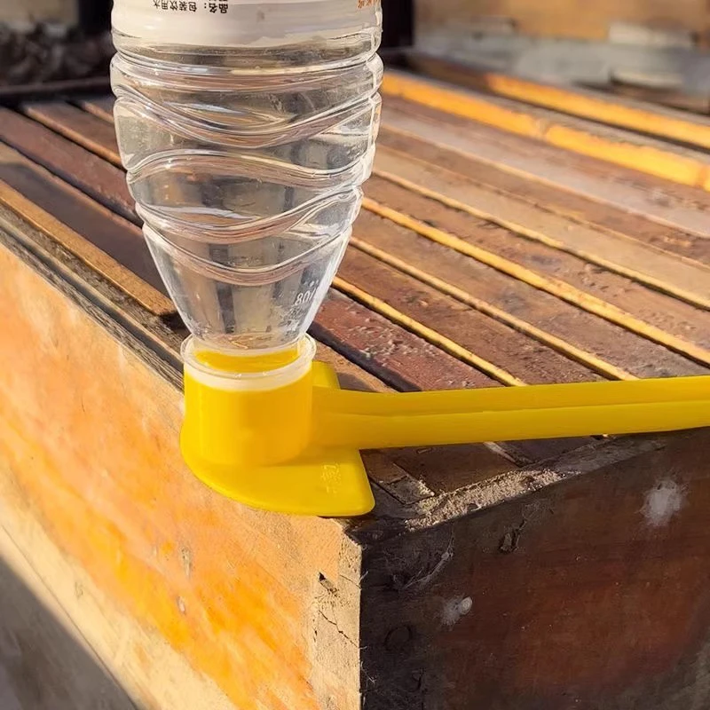 100Pcs Plastic Beekeeping Entry Feeder Cap Feeder Beekeeper Equip Beekeeping Hive Garden Bee Water Drink Feeding Tools