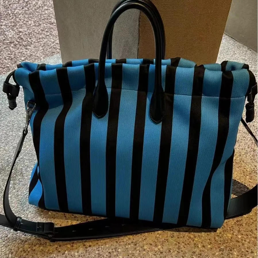 

2024 new net celebrity with the same fashion stripes cowhide shoulder bag