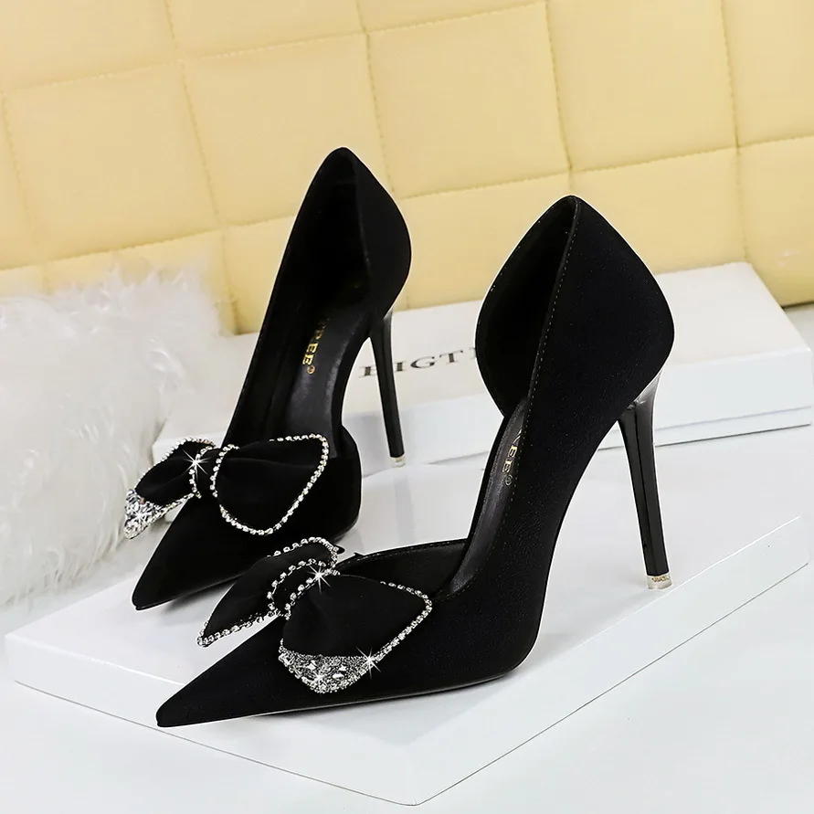 thumbnail image 1 of Zapatos de novia clásicos de tacón alto, delgados, a la moda para damas, con boca poco profunda, puntiagudos, huecos en los lados y lazo de diamante, 1 of 5