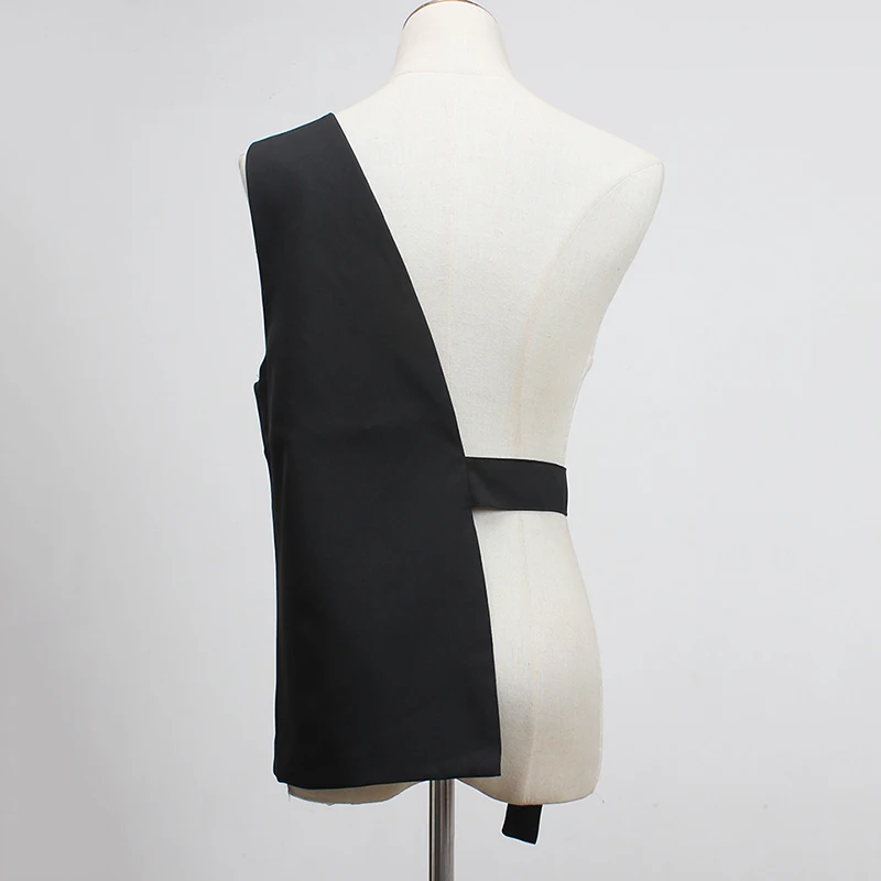 [EAM] Black Pocket Irregular Long Adjustable Belt Personality Women New Fashion Tide All-match Spring Autumn 2026 1DF2075