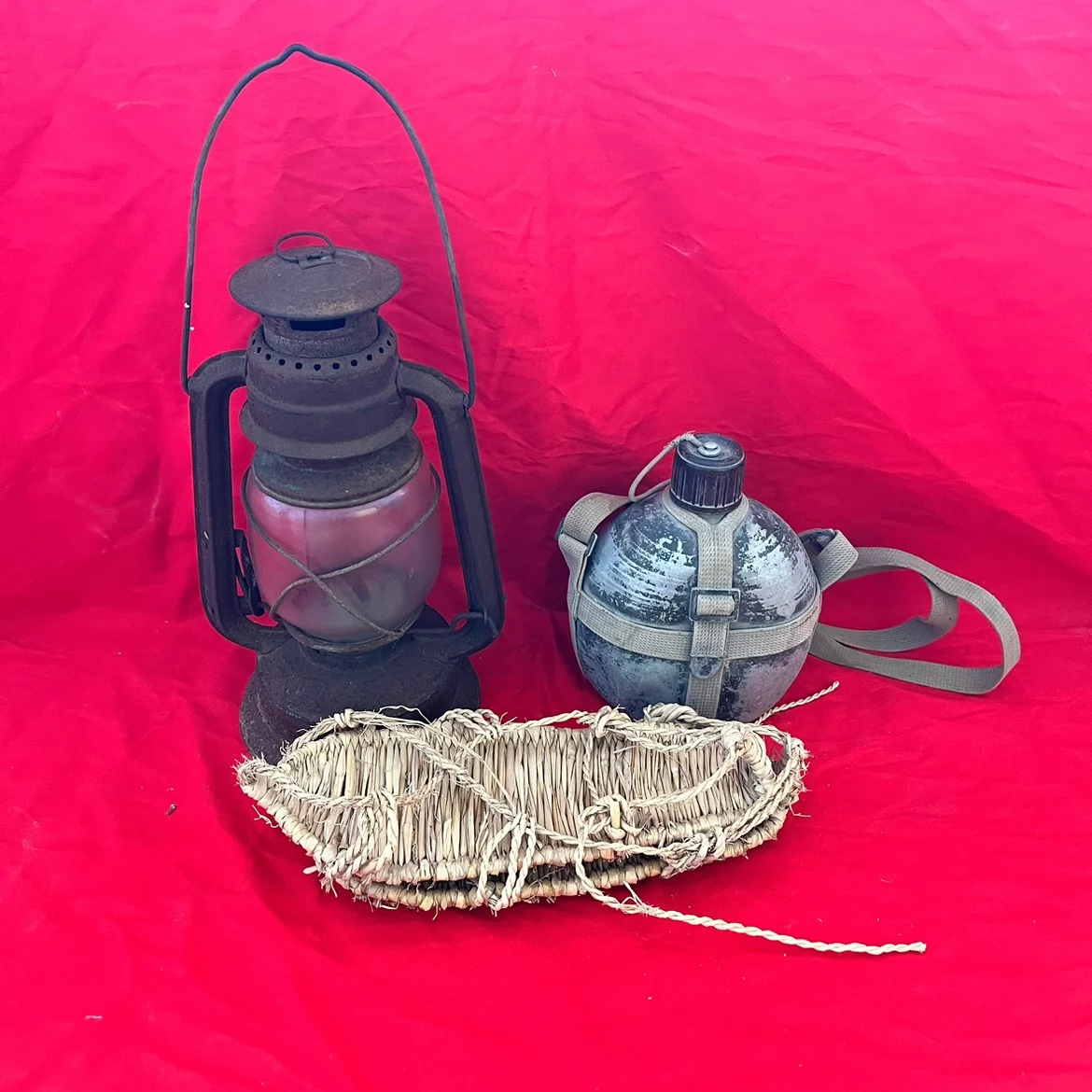 

Red Revolutionary Old Object Radio Kettle Straw Sandals Barn Lantern