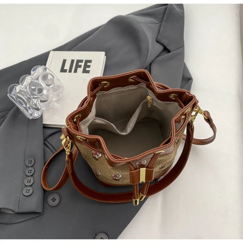 2023 High Quality Retro Fashion Bear Embroidery Versatile Bucket Simple Casual Crossbody Shoulder Bag For Women Girl
