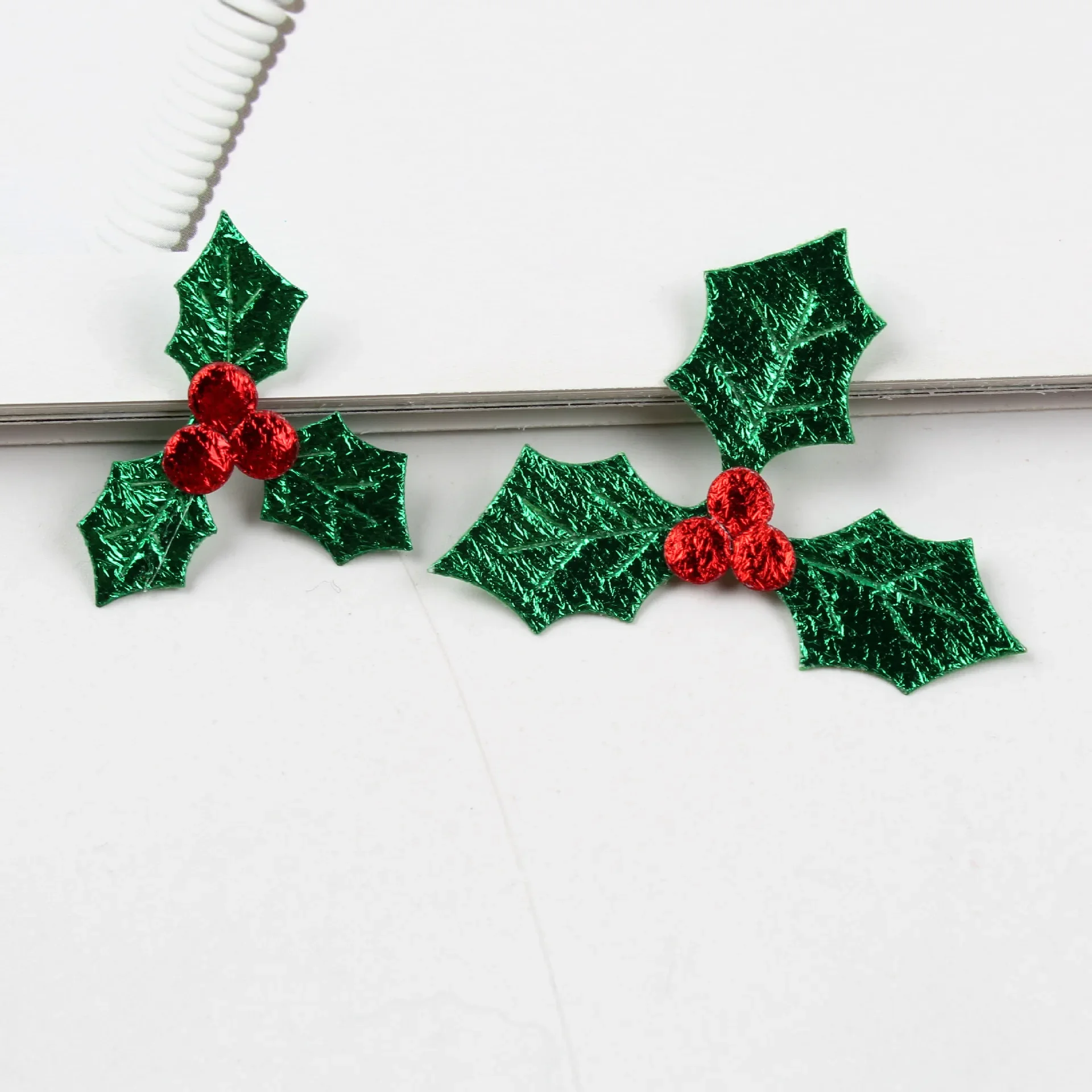 100pcs Trianglered fruits Christmas green leaves Christmas crafts gifts decorations DIY handmade accessories Christmas paper scraps christmas decorations