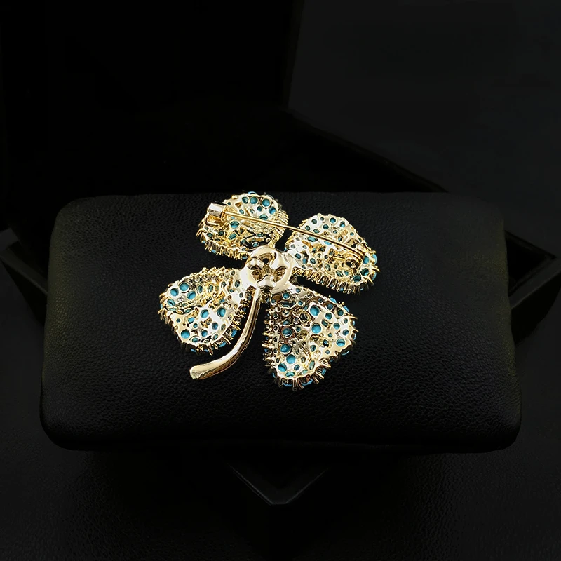 1877 Lucky Flower Micro-Inlaid Turquoise Clover Brooch Exquisite High-End Ethnic Style Pin Ornament Jewelry Clothes Accessories