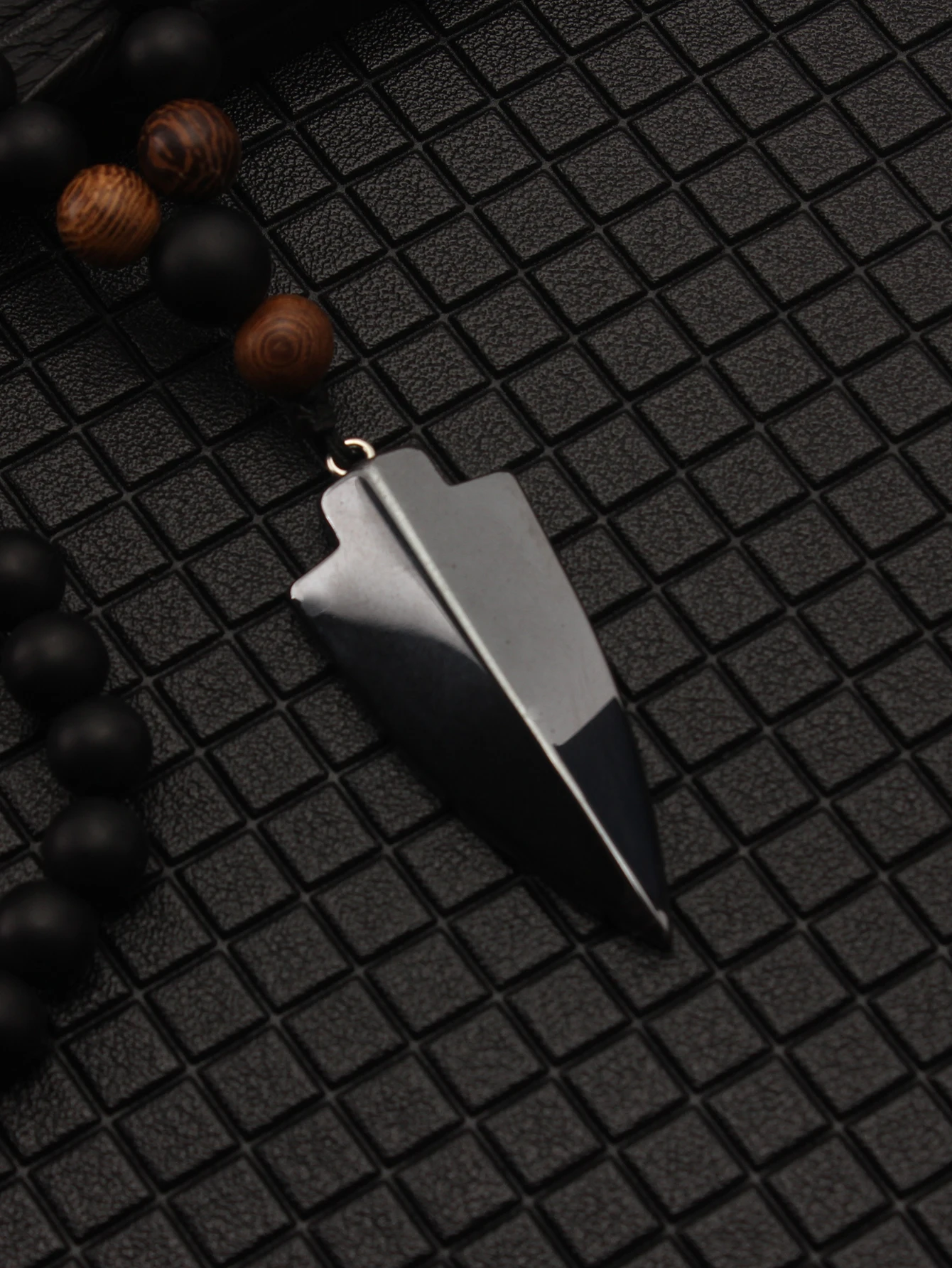 תכשיט מודרני עם חרוזים שחורים וחומים