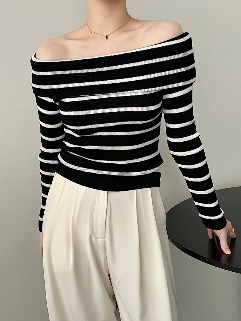 

Женский трикотажный свитер в полоску, черный/белый свитер с открытыми плечами и длинным рукавом, приталенный силуэт