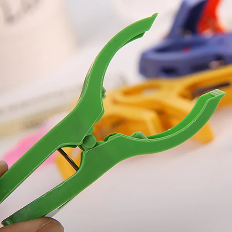 Hanger Clips Plastic Spring Clamp Windproof Beach Towel Clips Clothes Pins 8pcs 7cm