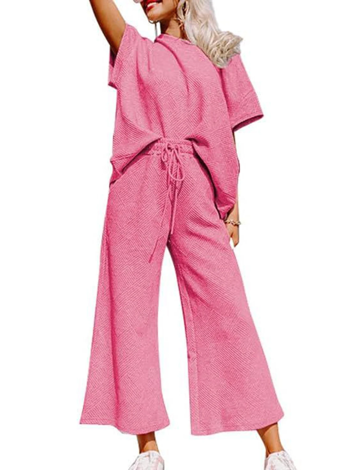 

Женский летний комплект из двух предметов: футболка и длинные брюки с высокой талией