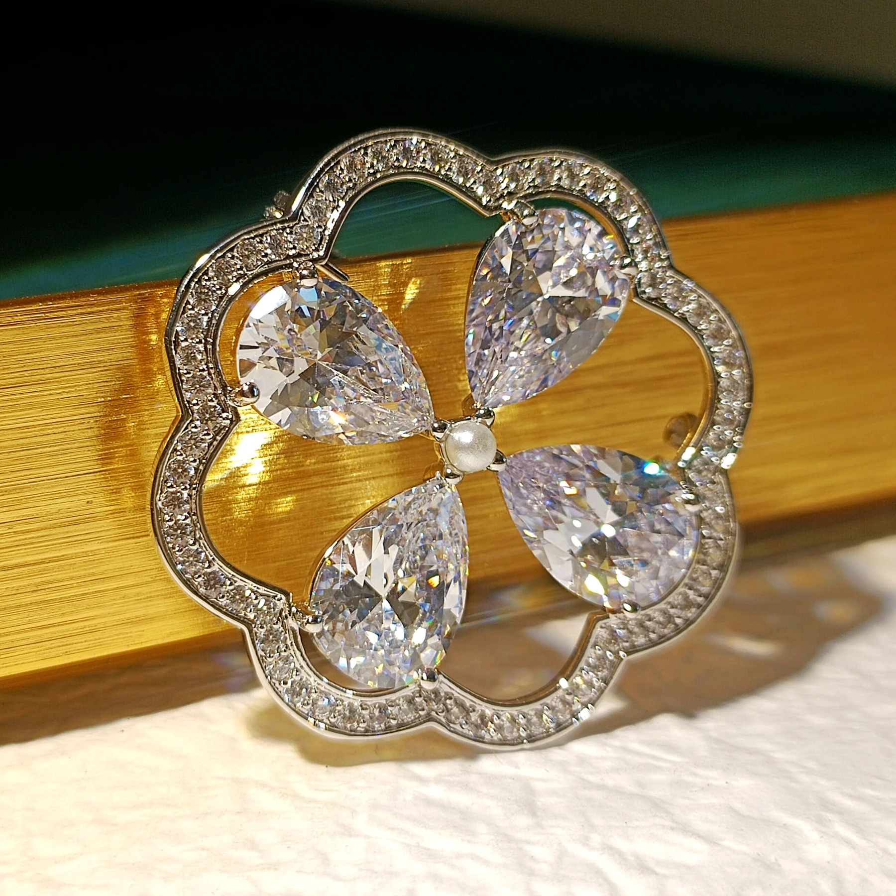 Impressive Opens Cubic Zircon Circlet Blooming 4-Petal Flower Brooches Pins with Pearl Accent Mandarin Dress Gown Accessory