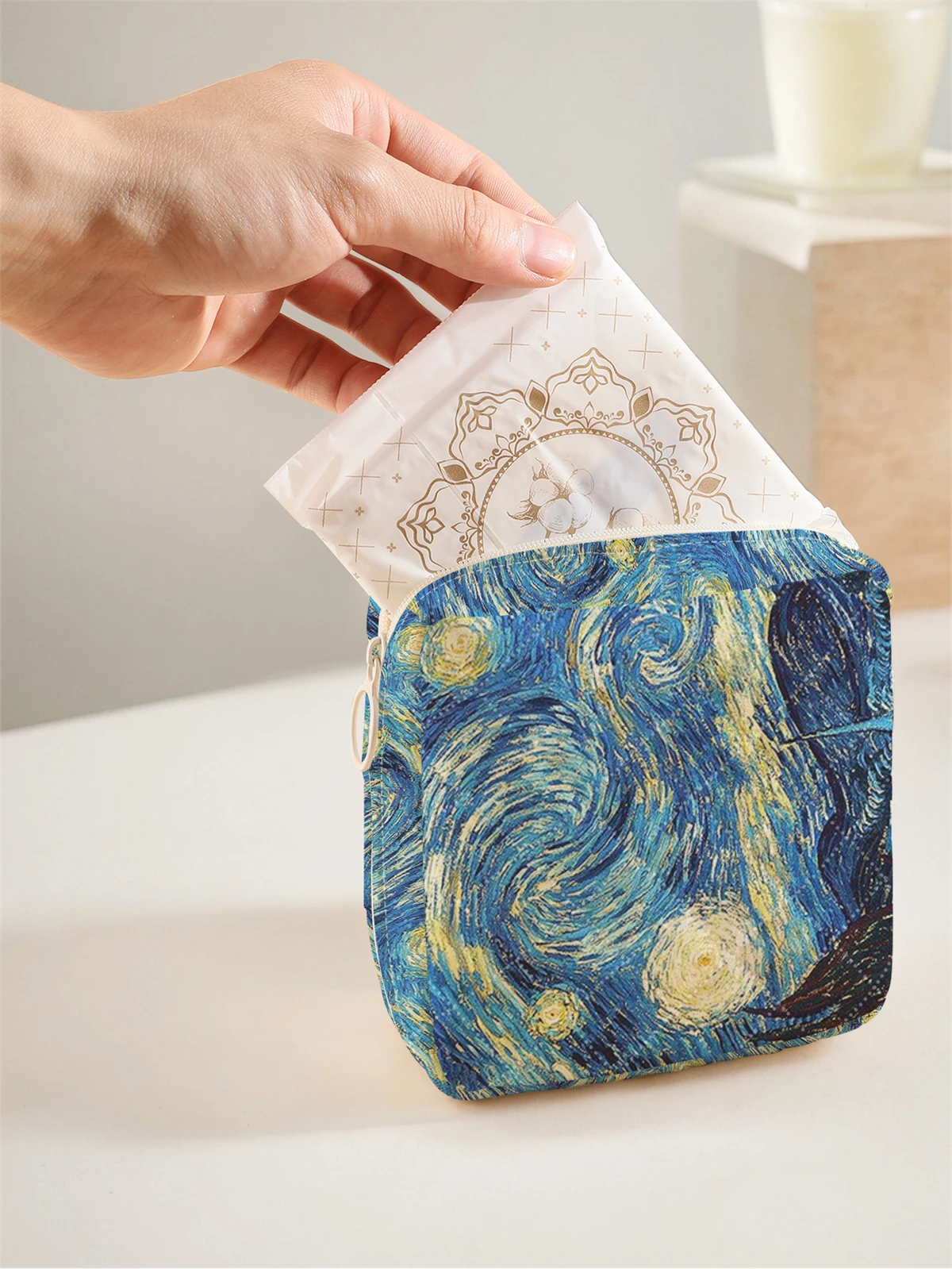 1 portable sanitary napkin storage bag, Van Gogh starry sky pattern and diamond mesh material, lightweight women's tissue bag