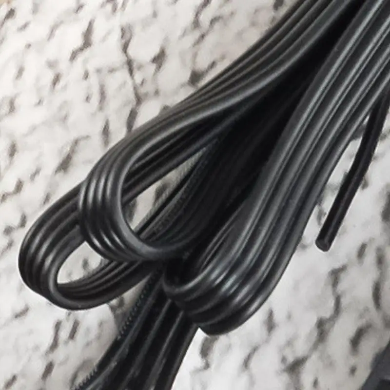 Vue rapprochée du chargeur USB 7.4V pour avion jouet, affichant les ports de connexion SM-2P/3P/4P.