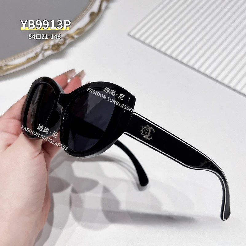 نظارات شمسية نسائية على الموضة جديدة لعام 2025