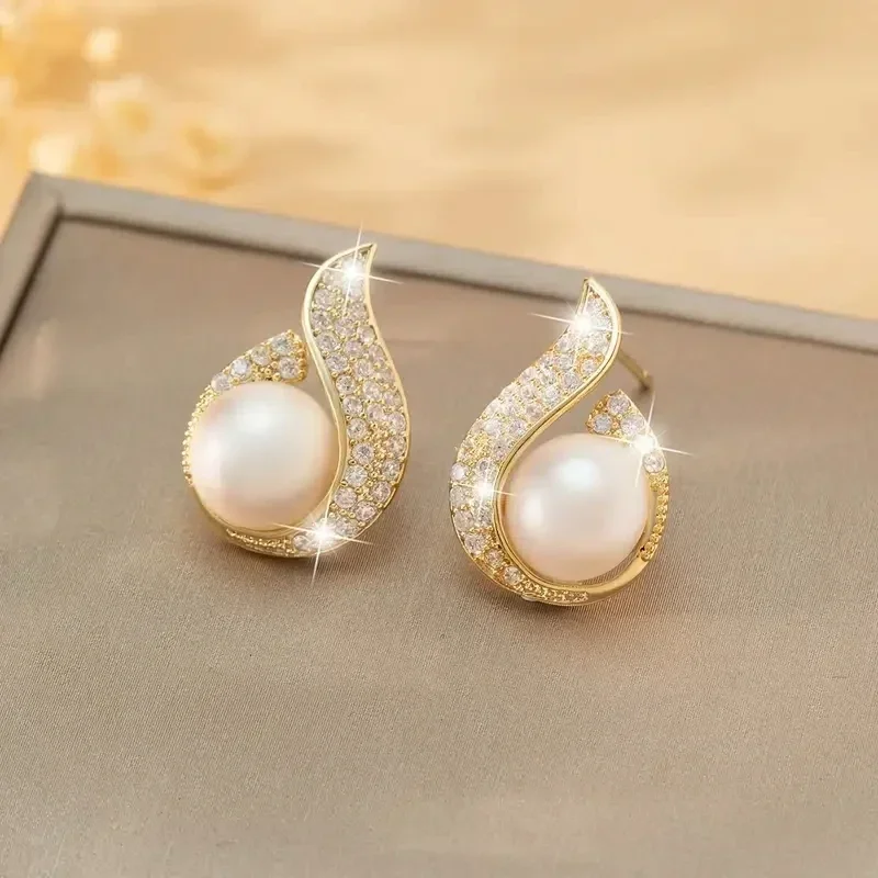

2024 Waterdrop Shaped Stud Earrings with Round Imitation Pearl Luxury Elegant Gold Color Earrings for Women Wedding Jewelry