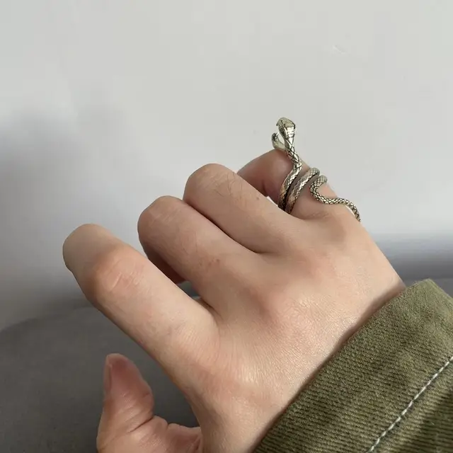 Cigarette Holder Dragon Ring Rack Metal Finger Clip Hand Rack Men