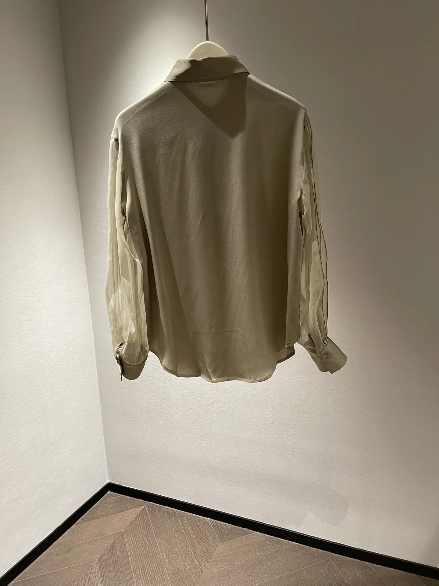 Рисунок 2 - Шелковая рубашка с длинными рукавами и бусинами