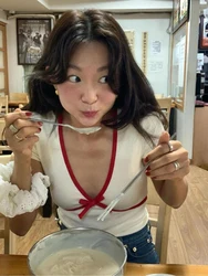 ZSIIBO Retro Red Bow Color White T-shirt V-Neck Slim Short Sleeve Top Women's Summer Short Sleeved Top Korean roupas feminina