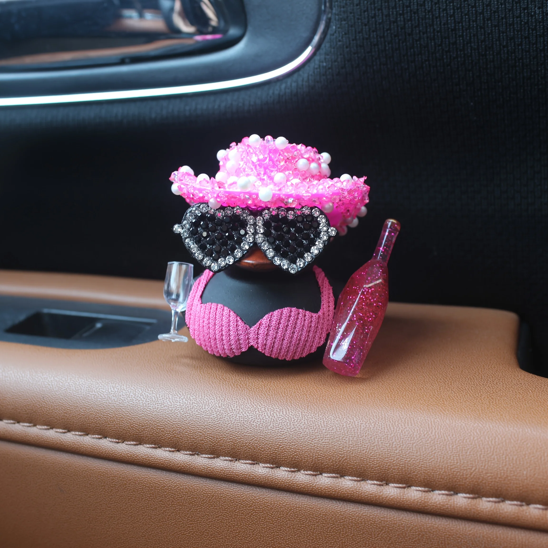 핑크색 반짝이 모자와 샴페인 병 디자인을 갖춘 1PC 블랙 덕, 자동차 장식품, 자동차 장식, 자동차 센터 콘솔 장식품.