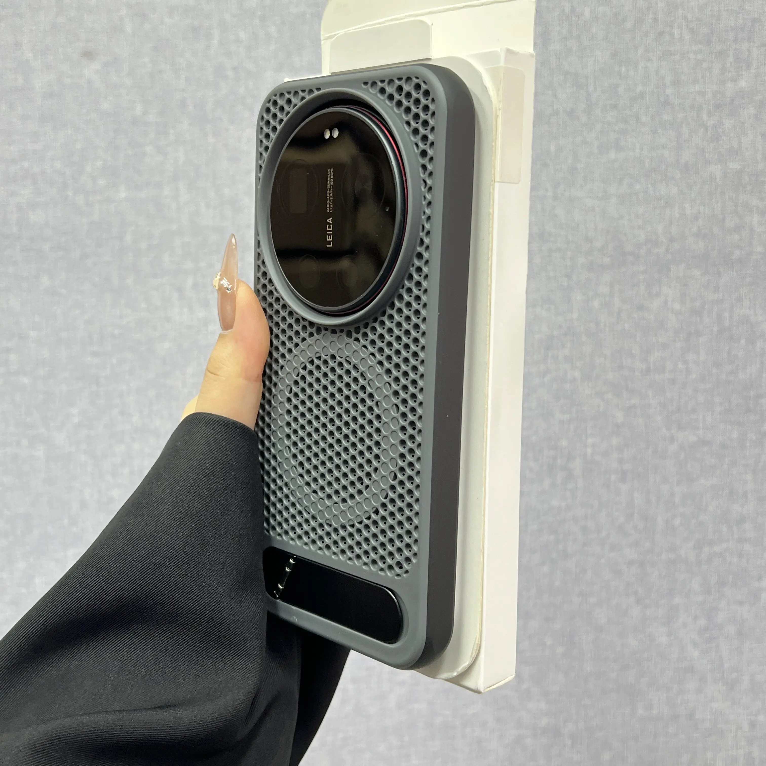 Luxury Heat Dissipation Magnetic Wireless Charging Case with Stand