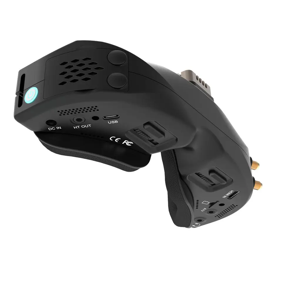 Pilote utilisant les lunettes FPV SKYZONE SKY04O PRO V2 avec Steadyview pour une expérience de vol immersive.
