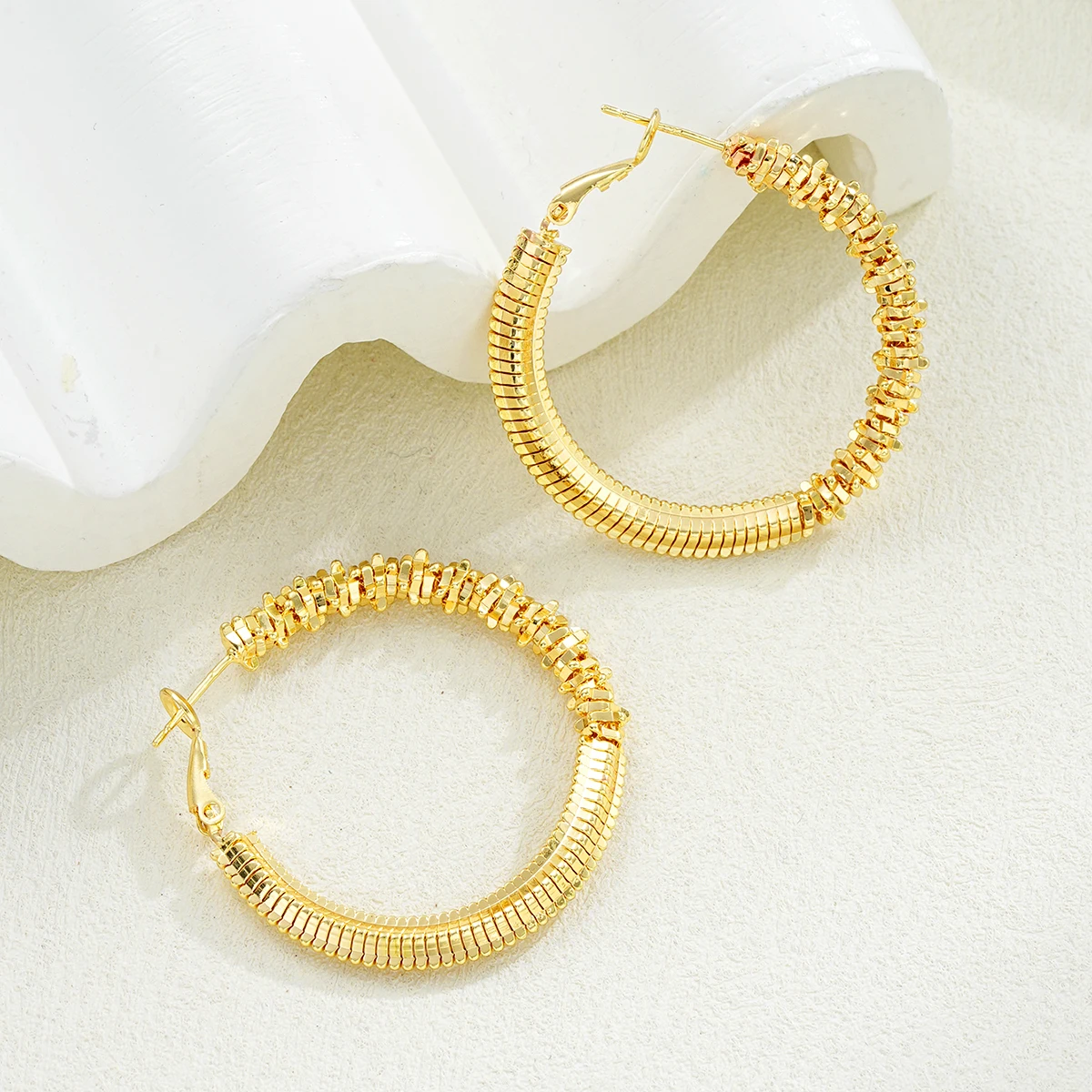 New Fashion Classic Simple Big Round Unique Design Hoop Earrings for Women Elegant Exquisite Irregular C Shape Earrings Jewelry